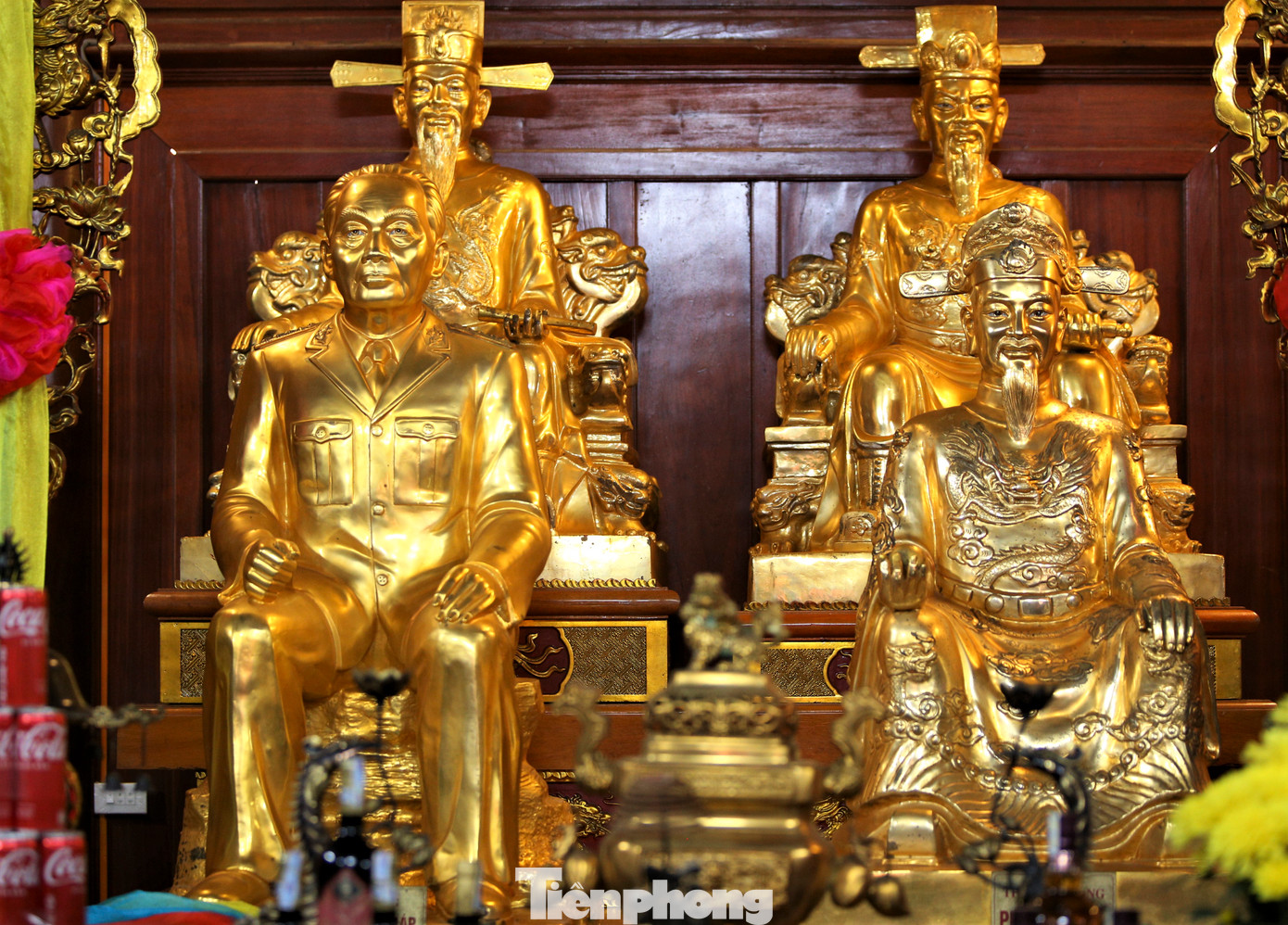 Các pho tượng ở đây là các vị vua, tướng lĩnh có công với đất nước. Trong số này còn có bức tượng bằng đồng đúc hình Đại tướng Võ Nguyên Giáp, vị tướng lĩnh tài ba của Việt Nam.