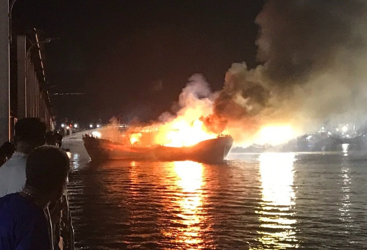 Người dân và các cơ quan chức năng đang khẩn trương tìm cách dập lửa đám cháy. Người dân và các cơ quan chức năng đang khẩn trương tìm cách dập lửa đám cháy.