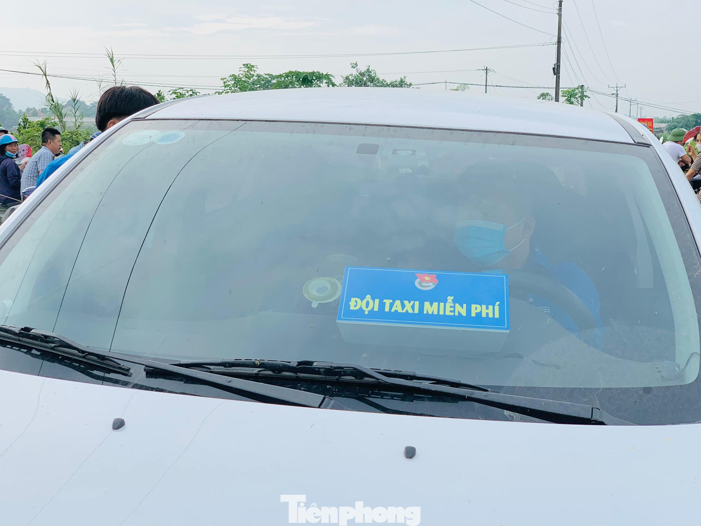 Sáng 7/6, gần 40.000 thí sinh trên toàn tỉnh Nghệ An bước vào Kỳ thi tuyển sinh vào lớp 10 năm học 2022 - 2023. Hơn 3.000 thanh niên tình nguyện Nghệ An tham gia "Tiếp sức mùa thi". Ngoài các hoạt động thiết thực như tiếp nước uống, giữ đồ, sắp xếp phương tiện, nấu ăn... thì đội "Taxi miễn phí", "Xe lai miễn phí" cũng sẵn sàng khi thí sinh có nhu cầu. Sáng 7/6, gần 40.000 thí sinh trên toàn tỉnh Nghệ An bước vào Kỳ thi tuyển sinh vào lớp 10 năm học 2022 - 2023. Hơn 3.000 thanh niên tình nguyện Nghệ An tham gia "Tiếp sức mùa thi". Ngoài các hoạt động thiết thực như tiếp nước uống, giữ đồ, sắp xếp phương tiện, nấu ăn... thì đội "Taxi miễn phí", "Xe lai miễn phí" cũng sẵn sàng khi thí sinh có nhu cầu.