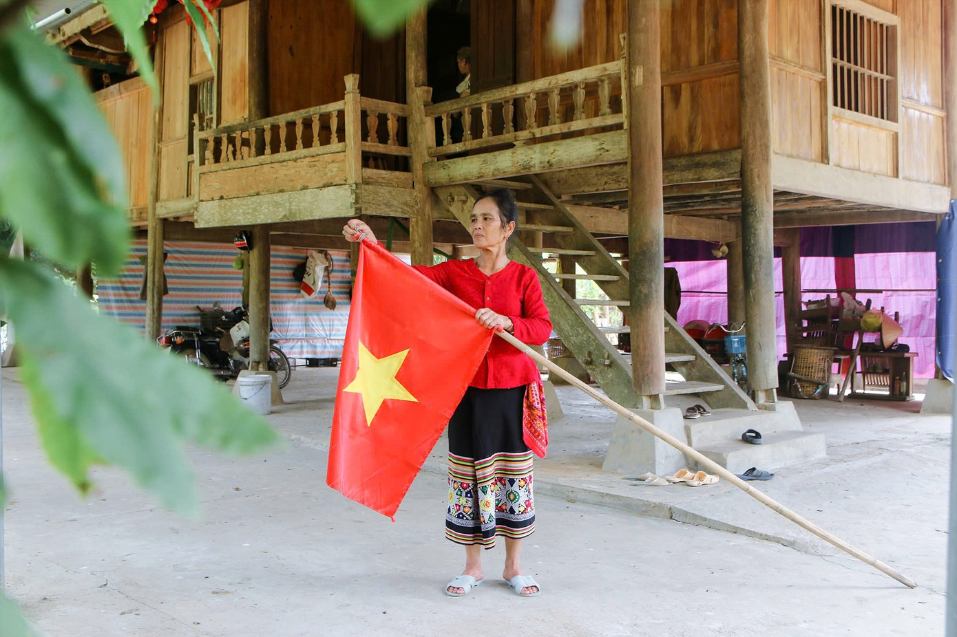 Cũng như nhiều người dân ở các làng bản trên địa bàn huyện Tương Dương, gia đình bà Lô Thị Lan (ở bản Chắn, thị trấn Thạch Giám) cũng chủ động treo cờ Tổ quốc mừng ngày Tết Độc lập. “Ngày nay, được sống trong hòa bình và độc lập chính là nhờ cha ông trước đây đã anh dũng hy sinh để bảo vệ Tổ quốc. Tôi thấy treo cờ Tổ quốc vào dịp Quốc khánh là một cách thể hiện tình cảm, sự biết ơn và sự trân trọng công lao trời biển đó”, bà Lan chia sẻ.