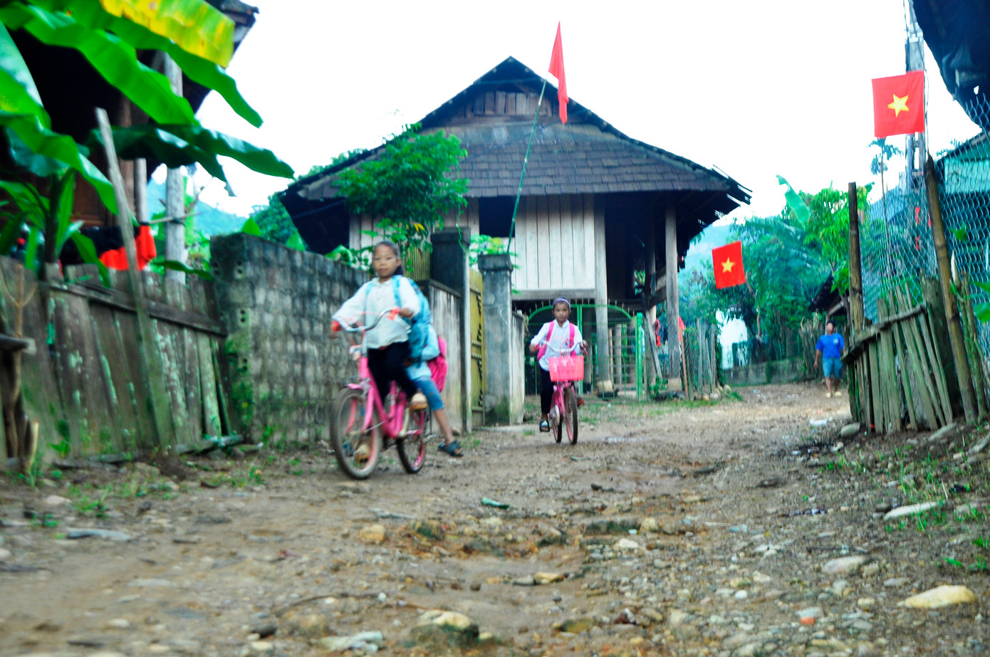 Con đường đến trường của các em nhỏ ở bản Kẻm Đôn (Tri Lễ, huyện Quế Phong) rợp cờ Tổ quốc.