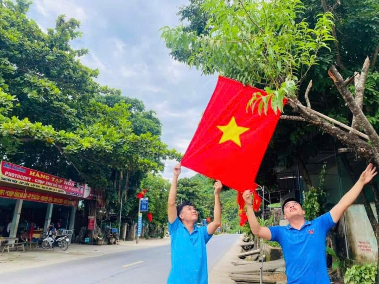 Nhiều đoàn viên, thanh niên vùng cao Nghệ An treo cờ Đảng, cờ Tổ quốc dọc các tuyến đường