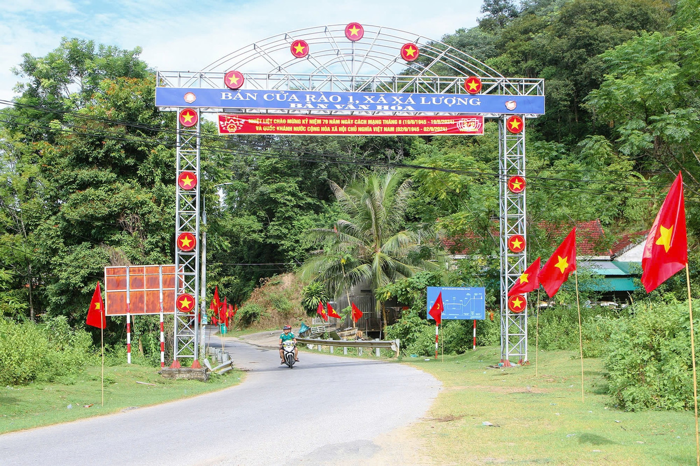 Với đồng bào các dân tộc vùng cao Nghệ An, việc treo cờ Tổ quốc, cờ Đảng, băng rôn, khẩu hiệu vào dịp Quốc khánh 2/9 từ lâu đã trở thành nét văn hóa, thể hiện tình yêu quê hương, đất nước. Để mừng Tết Độc lập 2/9, những ngày này, đồng bào các dân tộc ở Tương Dương (Nghệ An) đã bắt đầu trang hoàng trên các con đường chính của xã bằng những lá cờ Tổ quốc đỏ thắm.