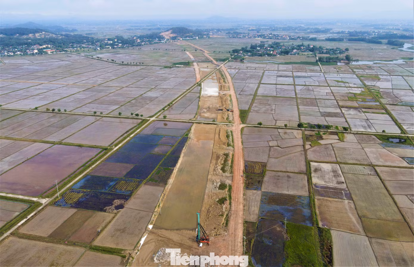 Đoạn tuyến này có điểm đầu thi công tại Km479+117, nút giao quốc lộ 8, xã Thanh Bình Thịnh, huyện Đức Thọ, khớp nối với đoạn Diễn Châu - Bãi Vọt thuộc dự án cao tốc Bắc - Nam phía Đông giai đoạn 2017 - 2020, cũng đang được thi công; điểm cuối tại Km514+441 thuộc địa phận xã Thạch Xuân, huyện Thạch Hà, kết nối với dự án thành phần Hàm Nghi - Vũng Áng. Trong ảnh là đoạn qua xã Quang Lộc (huyện Can Lộc). Đoạn tuyến này có điểm đầu thi công tại Km479+117, nút giao quốc lộ 8, xã Thanh Bình Thịnh, huyện Đức Thọ, khớp nối với đoạn Diễn Châu - Bãi Vọt thuộc dự án cao tốc Bắc - Nam phía Đông giai đoạn 2017 - 2020, cũng đang được thi công; điểm cuối tại Km514+441 thuộc địa phận xã Thạch Xuân, huyện Thạch Hà, kết nối với dự án thành phần Hàm Nghi - Vũng Áng. Trong ảnh là đoạn qua xã Quang Lộc (huyện Can Lộc).