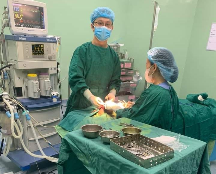 Các bác sỹ tiến hành mổ, xử lý vết thương lớn trên mặt cho cháu V. Các bác sỹ tiến hành mổ, xử lý vết thương lớn trên mặt cho cháu V.