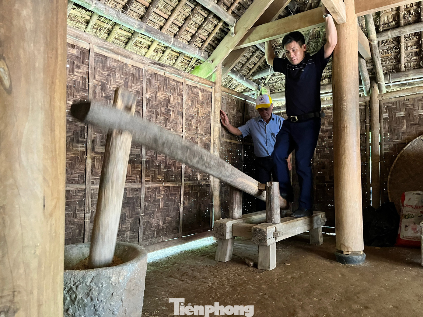 Ngoài xay lúa, du khách tiếp tục được trải nghiệm giã gạo bằng cối đá.