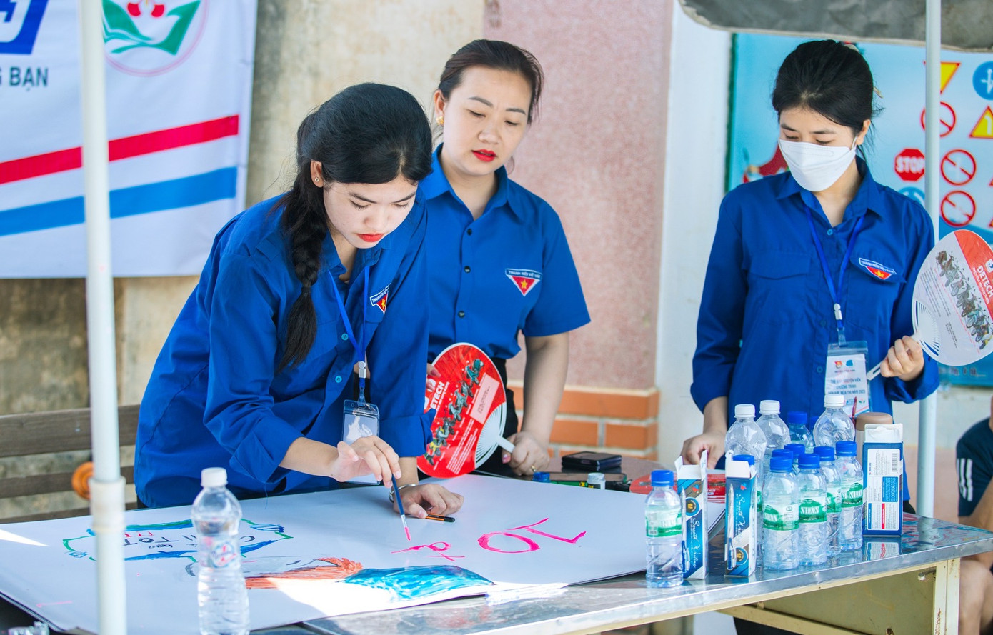 Những &quot;bóng hồng áo xanh&quot; trổ tài vẽ tranh cổ vũ tinh thần cho các sĩ tử. Ảnh: Rạng Đông.