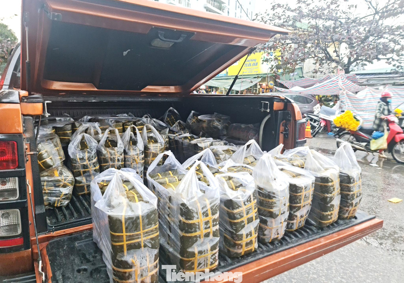 Bánh chưng, bánh tét Mỹ Thành được khách hàng tin tưởng, tới tận nơi lấy bánh trong mỗi dịp Tết. Những khách sạn, nhà hàng hay khách ở xa có nhu cầu được các chủ cơ sở làm bánh ship đến tận nhà.