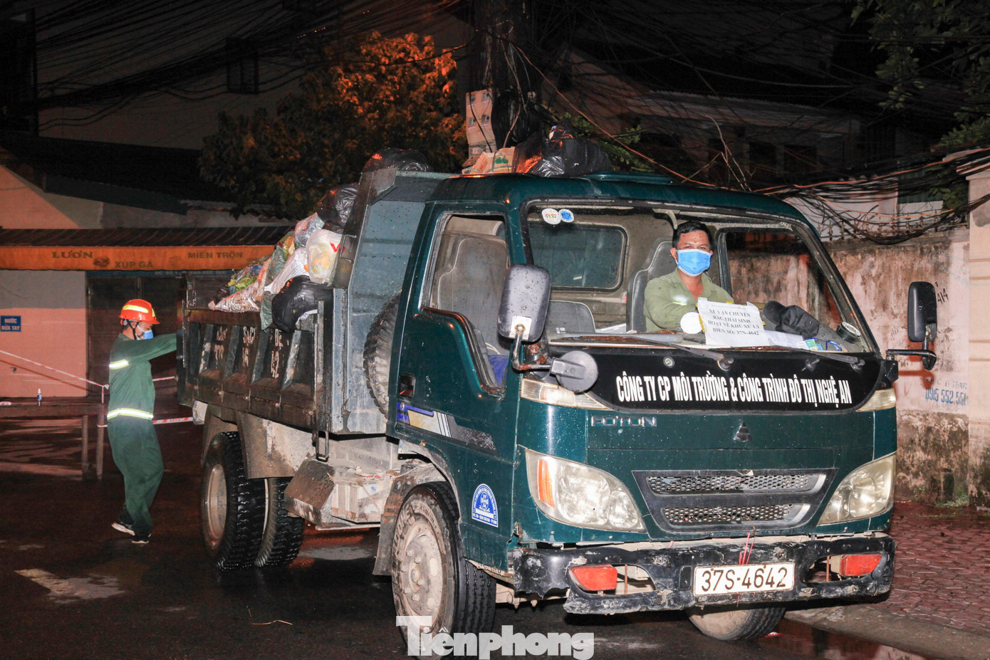 Anh Võ Anh Hải cho biết, khối lượng rác thải lớn, một đêm xe tải cỡ 2,5 tấn thì phải chạy 4-5 chuyến chở rác về nơi tiêu hủy, xử lý. Anh Võ Anh Hải cho biết, khối lượng rác thải lớn, một đêm xe tải cỡ 2,5 tấn thì phải chạy 4-5 chuyến chở rác về nơi tiêu hủy, xử lý.