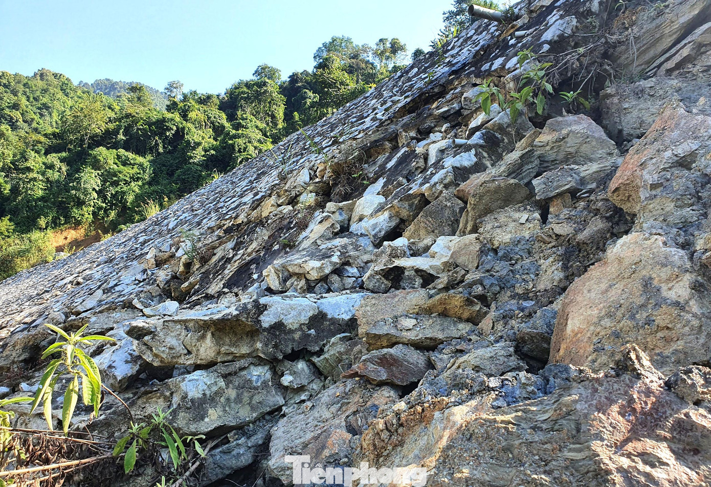 Đến nay, phần mái ta luy cũng đã có hiện tượng sụt lún. Nhiều mảng bê tông và đá hộc bị bong tróc, trượt xuống.