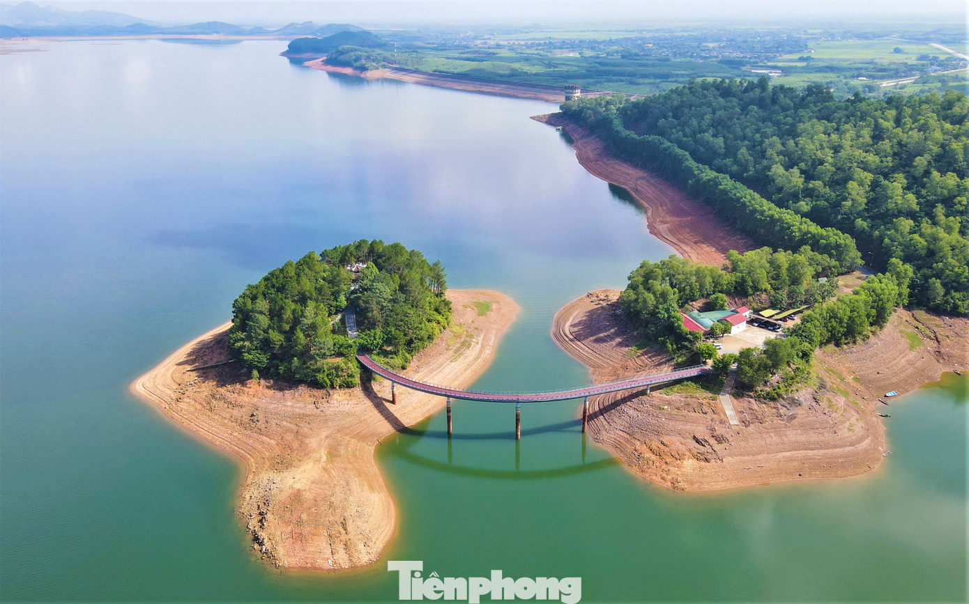 Khu vực lòng hồ Kẻ Gỗ ngoài việc được biết đến từng là chiến trường ác liệt trong thời kỳ kháng chiến chống Mỹ, nơi đây hiện còn có đền thờ cố Tổng Bí thư Lê Duẩn.