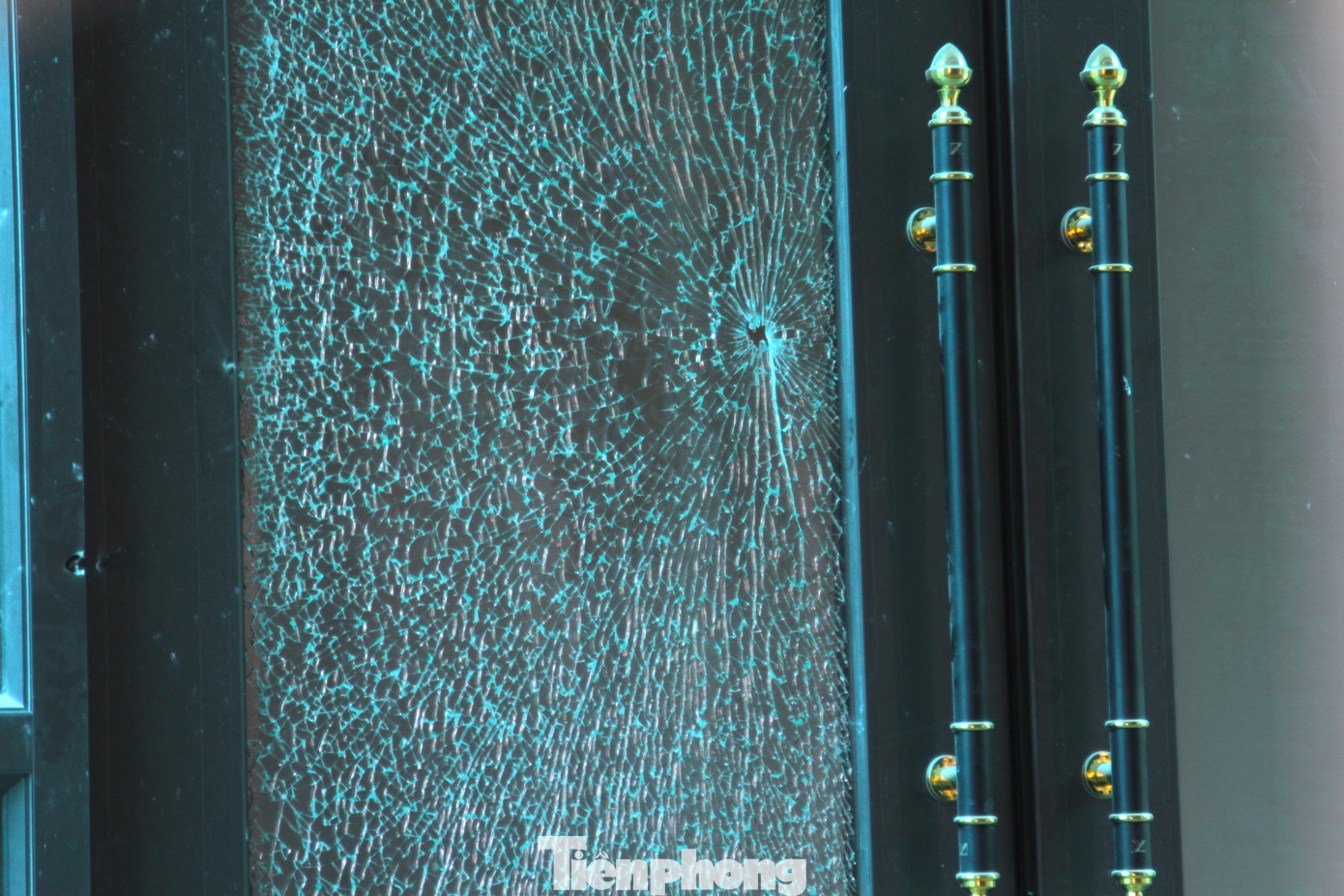 Dù đã có lớp cửa cuốn và tường che chắn nhưng mảnh vỡ xuyên thủng vào trong làm vỡ cả cánh cửa kính cường lực.