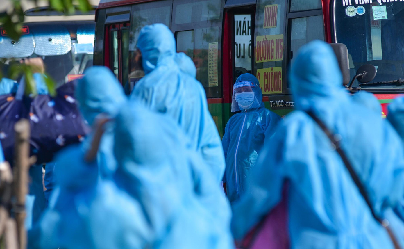 Trong đoàn lao động trở về có các trường hợp F1 đã hoàn thành thời gian cách ly tập trung, đủ điều kiện trở về cách ly tại nhà; các trường hợp công nhân đang ở trong vùng cách ly, giãn cách xã hội hoặc cách ly y tế đã được xét nghiệm âm tính ít nhất 3 lần.