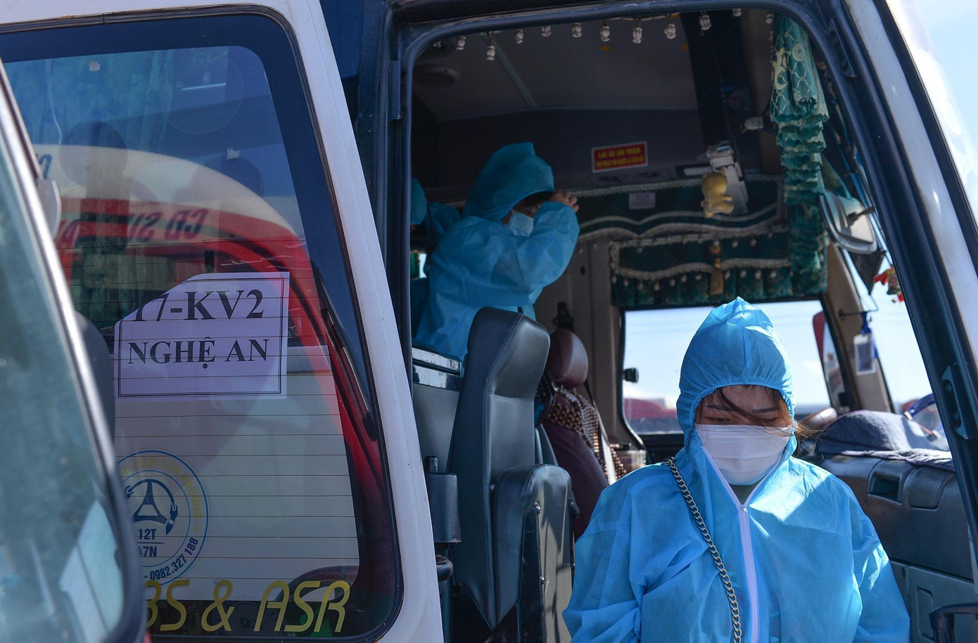 Trước khi lên xe trở về địa phương thực hiện cách ly, những lao động này được khám sàng lọc, lấy mẫu xét nghiệm thực hiện test nhanh COVID-19.