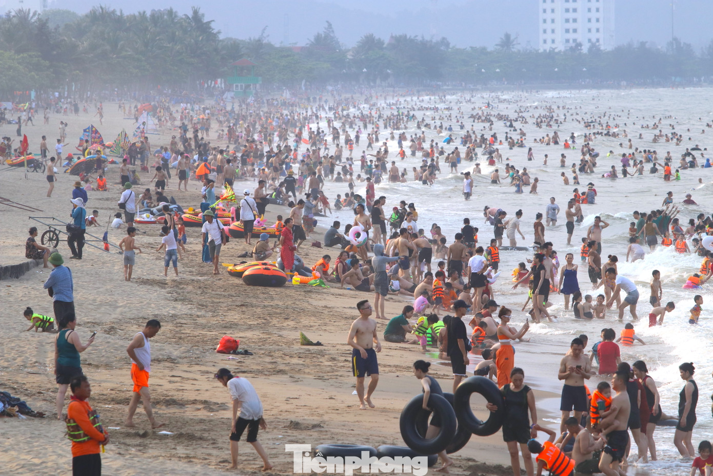 Càng về chiều, bãi biển Cửa Lò càng chật kín người về tắm để quên đi một ngày nắng nóng.