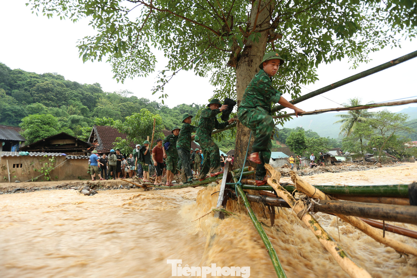 Bộ đội dựng cầu tạm bằng tre bắc qua suối để tiếp cận, vận chuyển lương thực và hỗ trợ giúp người dân vùng lũ quét. Bộ đội dựng cầu tạm bằng tre bắc qua suối để tiếp cận, vận chuyển lương thực và hỗ trợ giúp người dân vùng lũ quét.