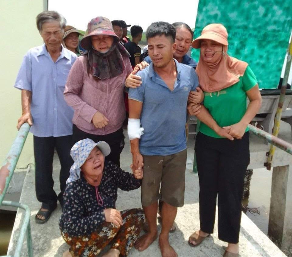 Người thân anh Hùng bật khóc khi anh được cứu sống và bình an trở về đất liền.