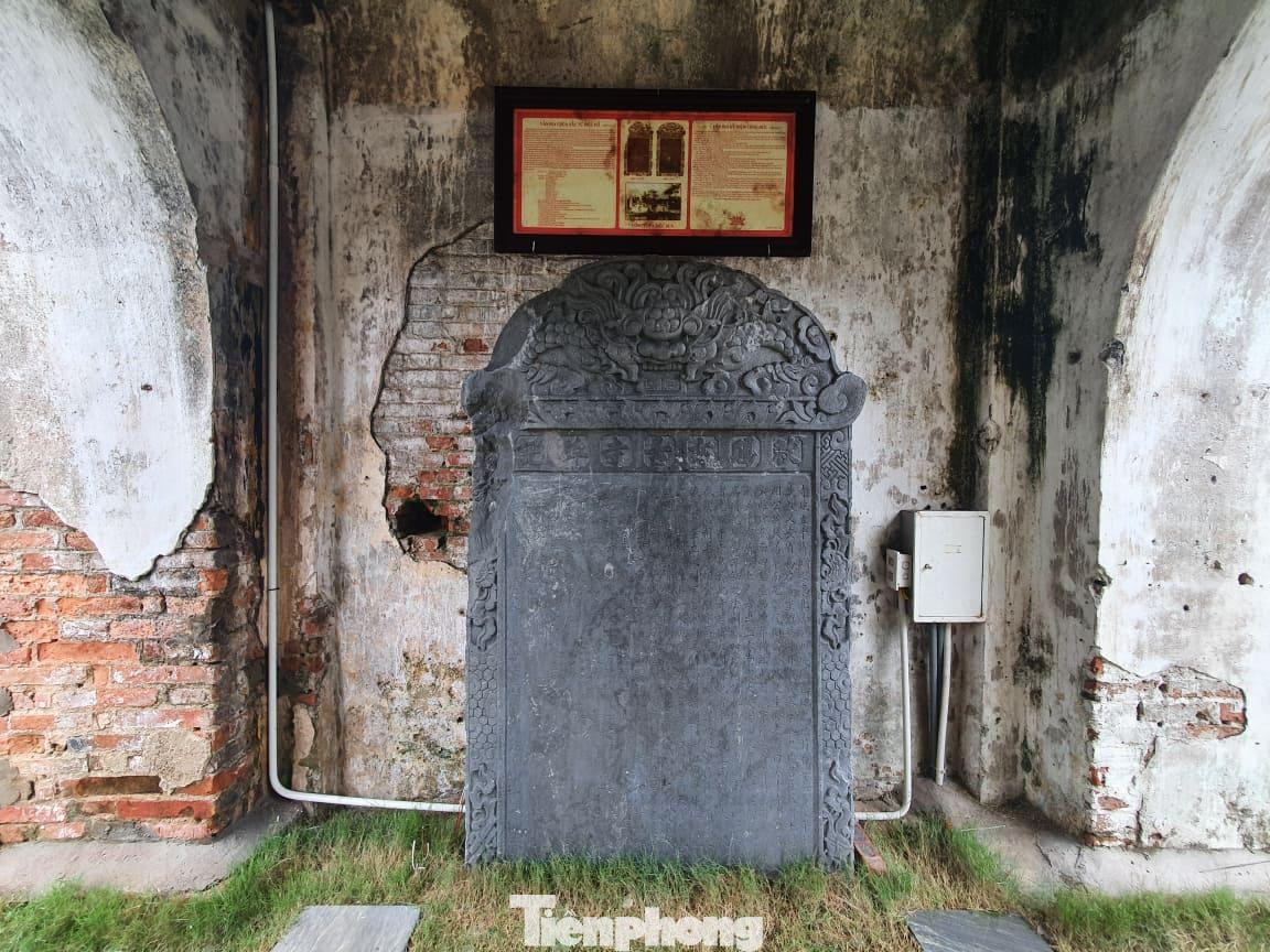 Bên trong tam quan có 2 tấm bia đá cao chừng 2m, rộng 1m đều có hoa văn rất đẹp. Bên trên các tấm bia đá này được khắc bằng chữ Hán còn khá rõ nét.