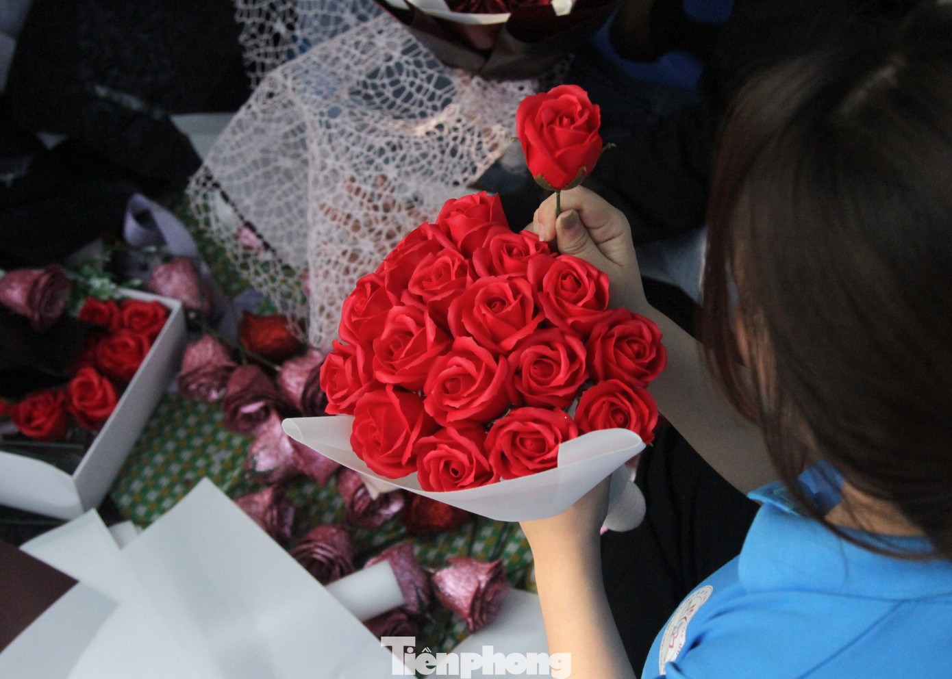 "Chúng em luôn cố gắng cắm được thật nhiều hoa, bán được thật nhiều để có tiền giúp đỡ nhiều hoàn cảnh nghèo khó, những bạn sinh viên có hoàn cảnh khó khăn trong trường", nam sinh Đức chia sẻ.