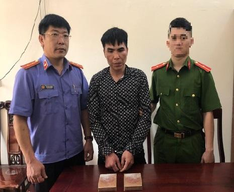 Đối tượng Thân (ở giữa) và tang vật tại CQĐT.