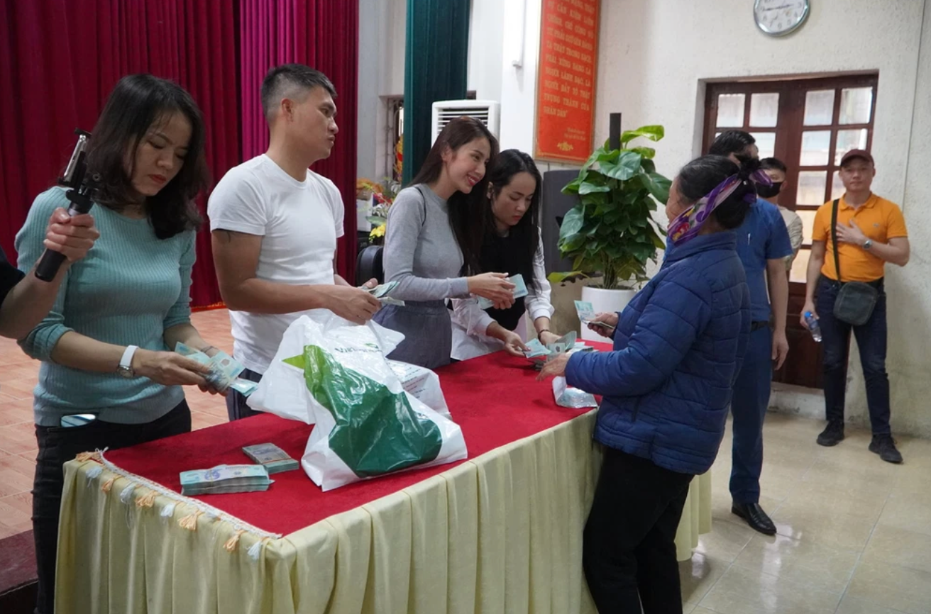 Ca sỹ Thuỷ Tiên trao quà cho người dân Nghệ An bị thiệt hại do mưa lũ năm 2020 Ca sỹ Thuỷ Tiên trao quà cho người dân Nghệ An bị thiệt hại do mưa lũ năm 2020