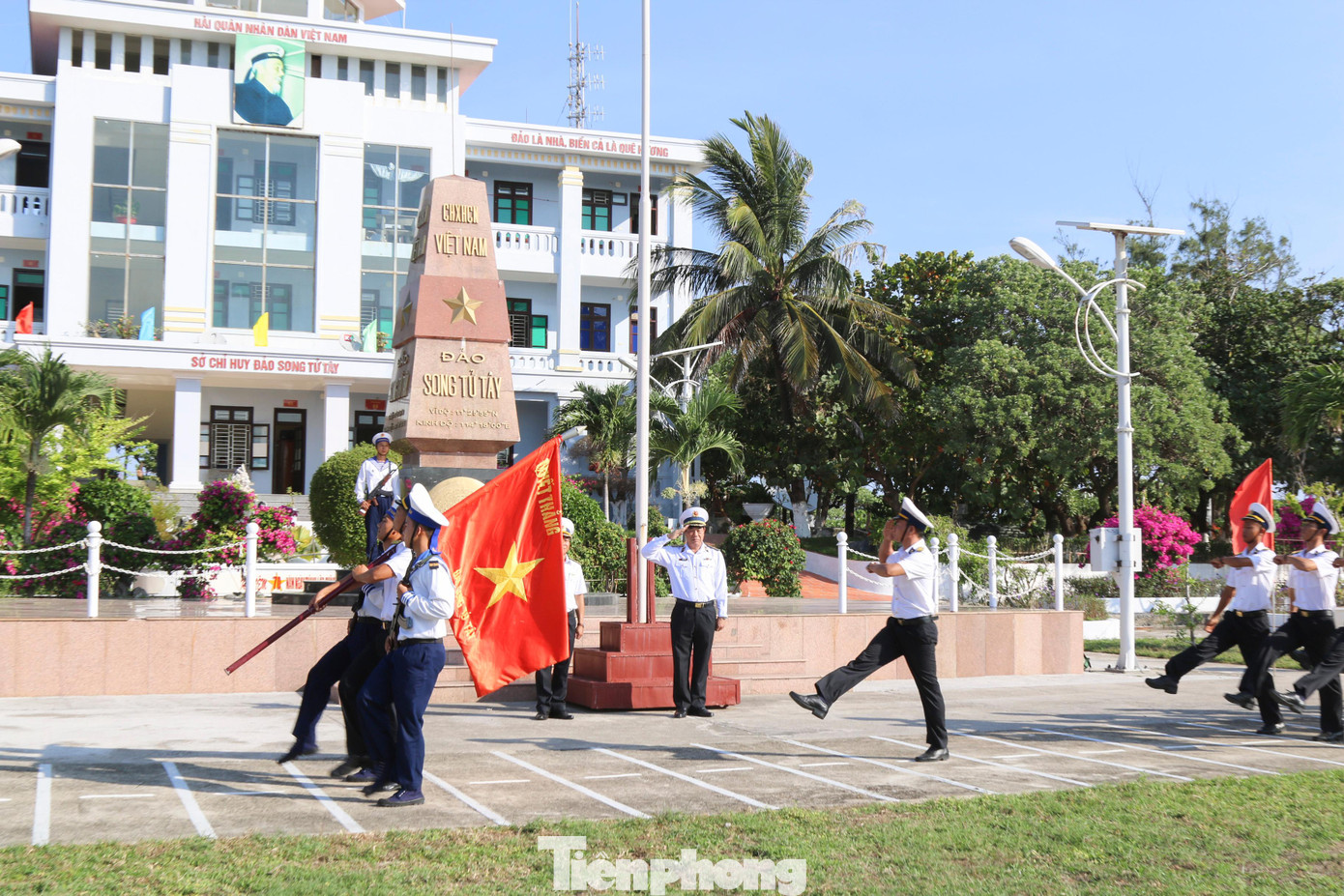 Tiếp đó là nghi thức duyệt binh.