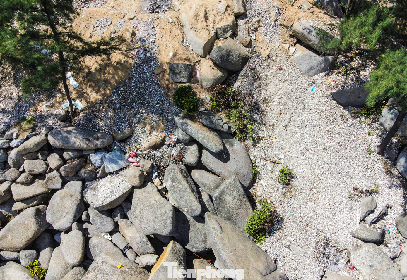 Thế nhưng gần đây, các ghềnh đá dọc bãi biển đang bị rác thải bủa vây, bốc mùi hôi thối gây ô nhiễm. Trong đó chủ yếu là rác thải sinh hoạt, xây dựng, vỏ sò, ốc, hến...