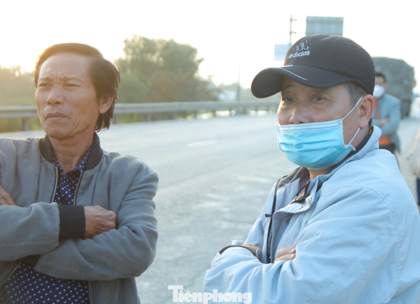 Đứng đường vẫy xe hơn 1 giờ đồng hồ nhưng ông Đỗ Văn Thủy (56 tuổi) và Nguyễn Thế Thiệp (61 tuổi) vẫn không thể kiếm được chuyến xe nào cho mình đi.