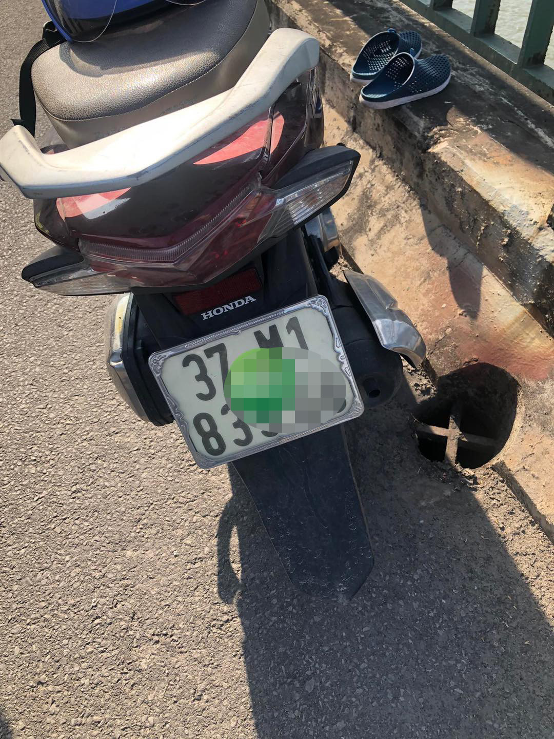 Chiếc xe máy, mũ bảo hiểm cùng đôi dép nạn nhân để lại trên cầu Bến Thủy 2. Chiếc xe máy, mũ bảo hiểm cùng đôi dép nạn nhân để lại trên cầu Bến Thủy 2.