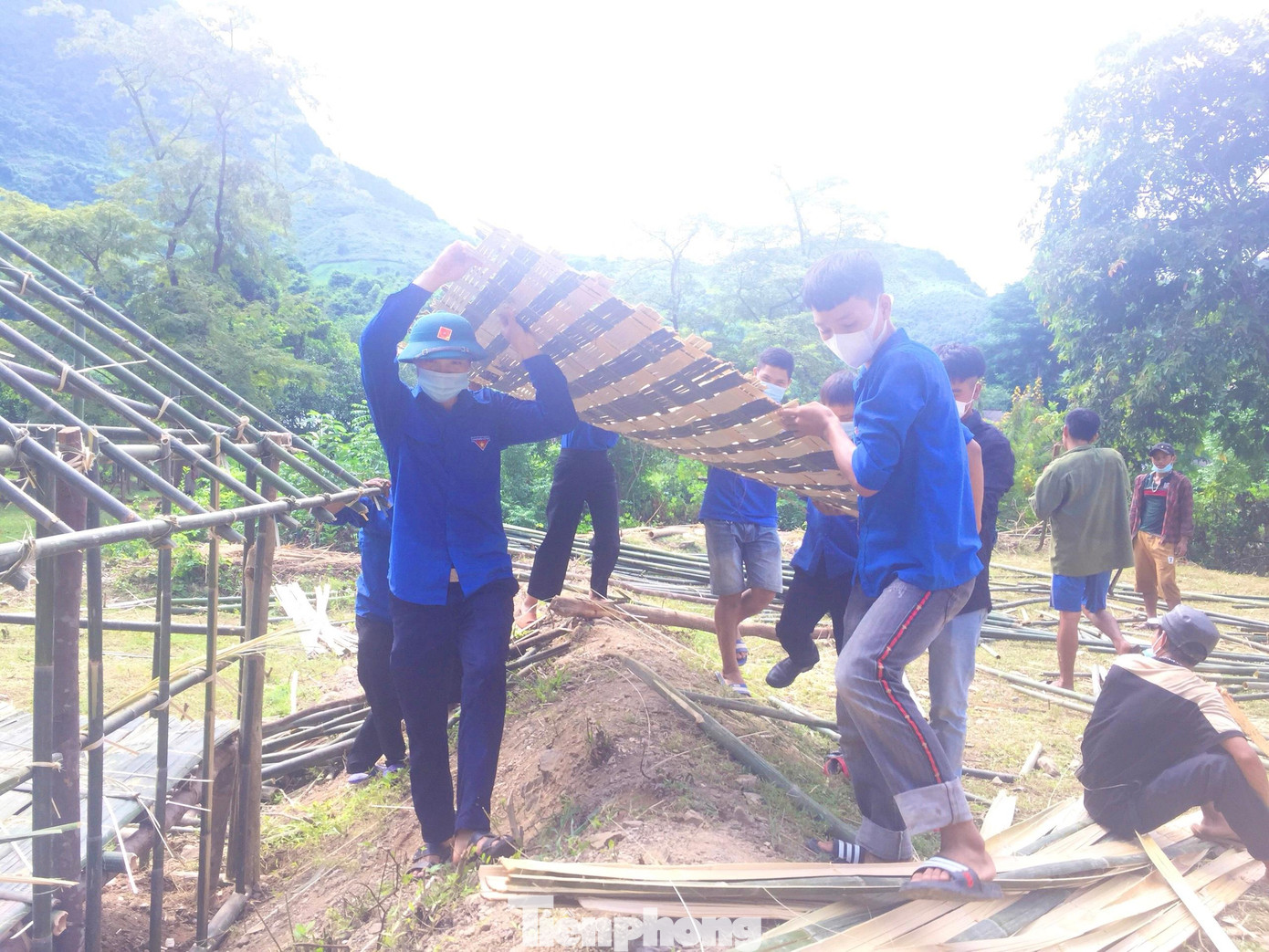 Những tấm phên được đan lát dùng để lợp mái và bao bọc xung quanh nhà. Những tấm phên được đan lát dùng để lợp mái và bao bọc xung quanh nhà.