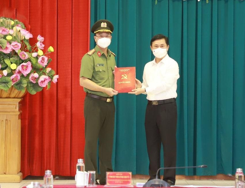 Bí thư Tỉnh ủy Nghệ An Thái Thanh Quý trao Quyết định của Ban Bí thư đến Đại tá Phạm Thế Tùng - Giám đốc Công an tỉnh Nghệ An. Bí thư Tỉnh ủy Nghệ An Thái Thanh Quý trao Quyết định của Ban Bí thư đến Đại tá Phạm Thế Tùng - Giám đốc Công an tỉnh Nghệ An.