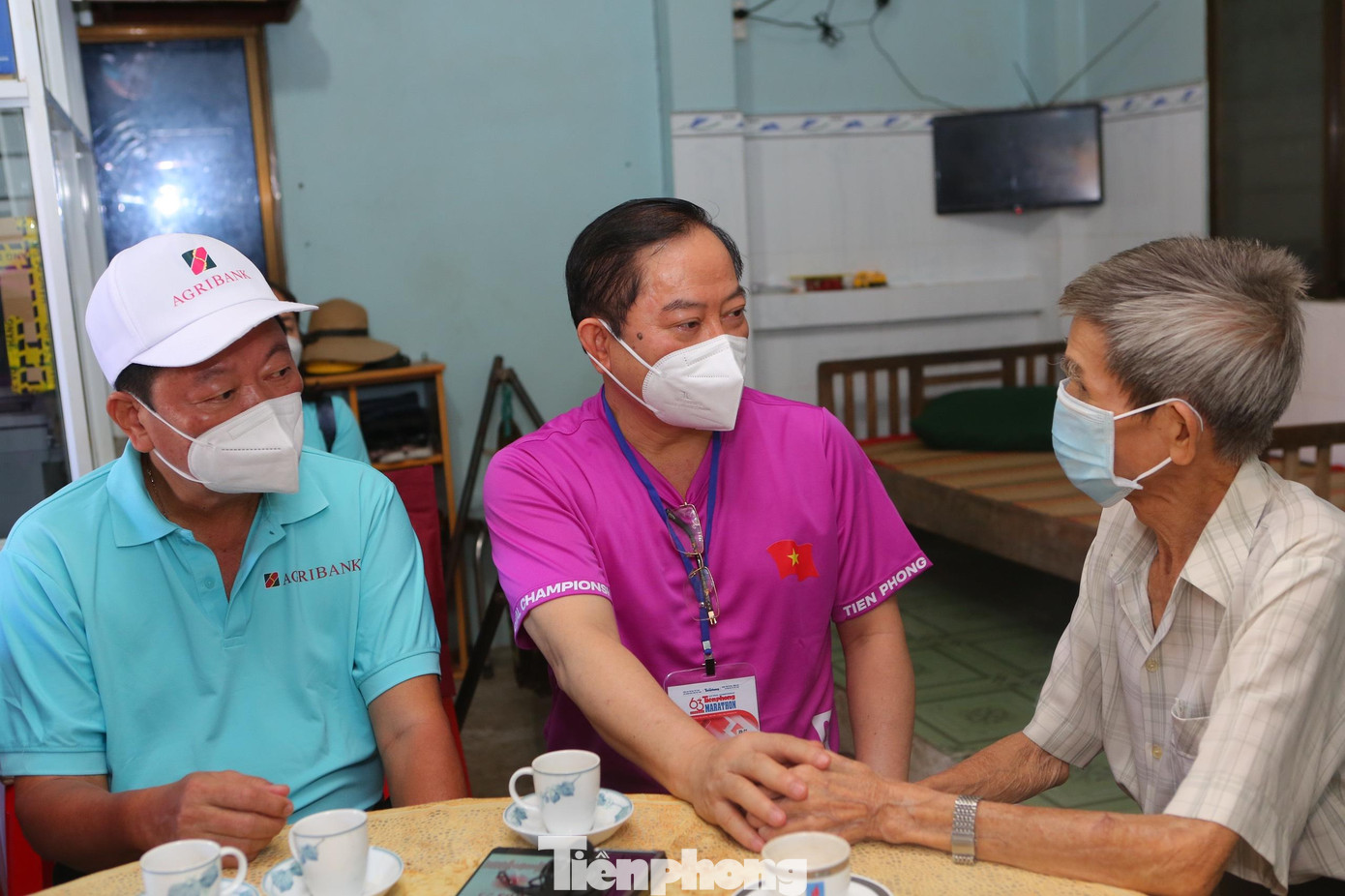 Đoàn cũng đến thăm nhà ông Nguyễn Xuân Viên - một cựu tù Côn Đảo. Ông Viên sinh năm 1944, từng làm du kích, bị địch bắt, trải qua nhiều nhà tù và bị đày ra Côn Đảo. Khi ra tù, ông quyết định quay lại Côn Đảo để xây dựng, bảo vệ đảo như những cựu tù Côn Đảo khác. Theo ông Viên, huyện Côn Đảo là quê hương thứ hai, đặc biệt khắc vào tâm khảm mỗi người cựu tù. Chứng kiến sự đổi thay của Côn Đảo hôm nay, chứng kiến giải Tiền Phong Marathon 2022 được tổ chức hoành tráng, quy mô lớn, ông Viên rất vui mừng ủng hộ.