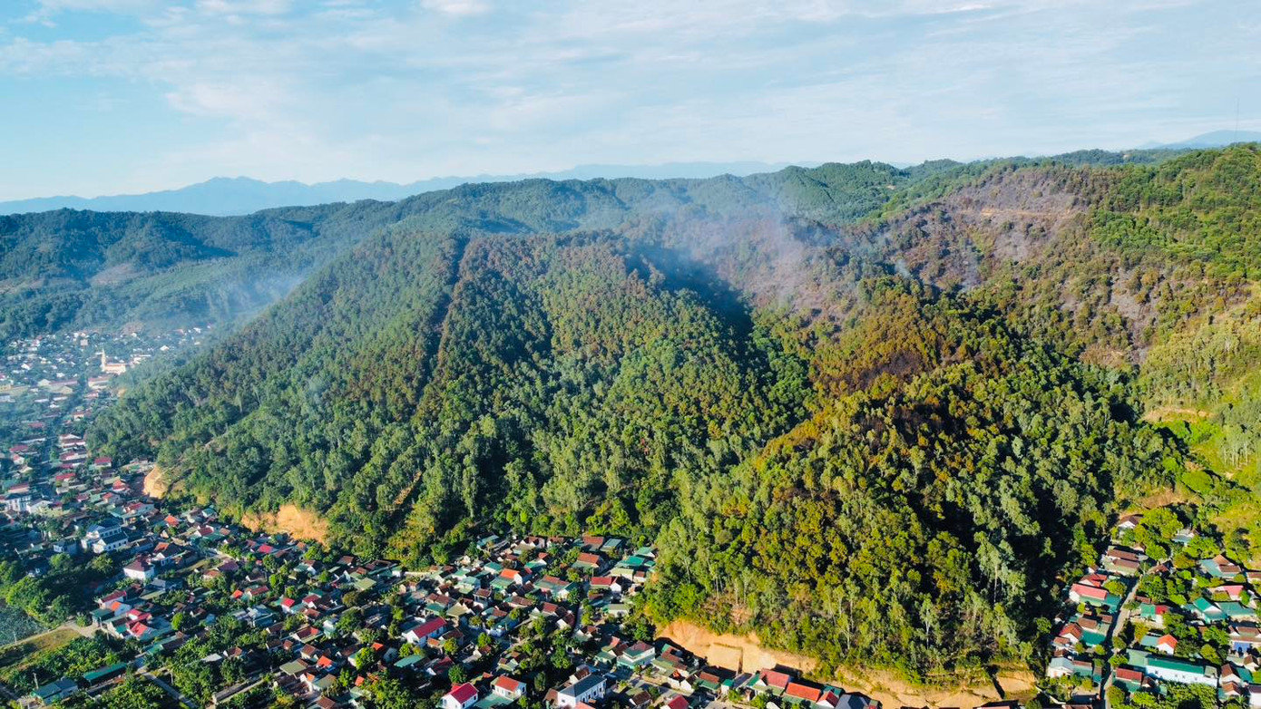 Sáng 13/7, ông Nguyễn Cảnh Lộc - Chủ tịch xã Thượng Tân Lộc (huyện Nam Đàn, tỉnh Nghệ An) cho biết, sau nhiều giờ đồng hồ dập lửa, đến khoảng 2h sáng nay, đám cháy rừng thông trên địa bàn đã được khống chế.