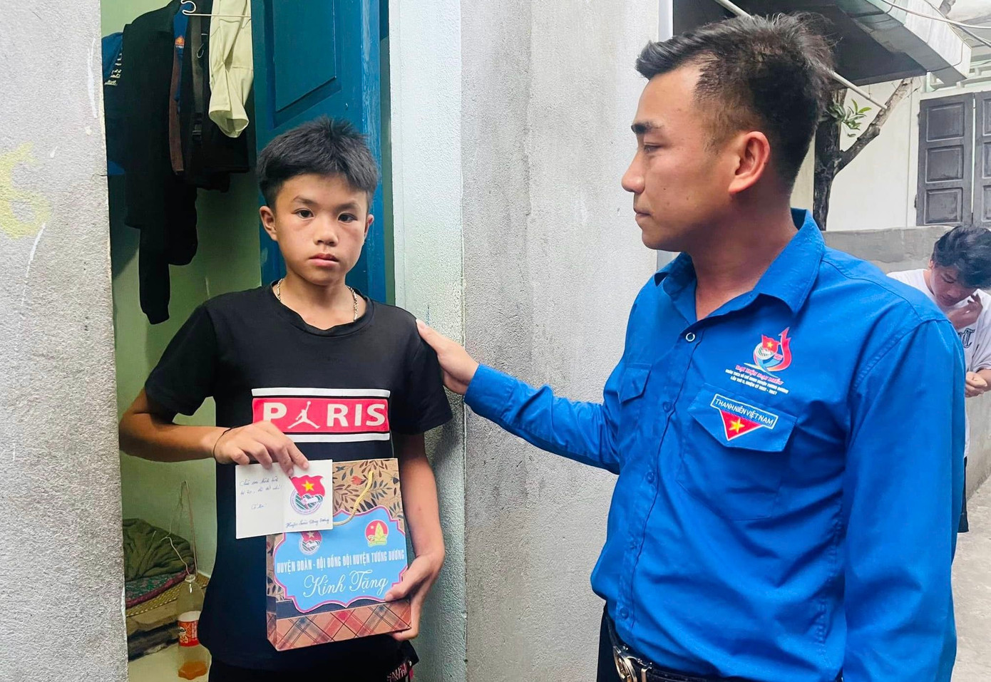 Anh Lữ Xuân Hà - Bí thư Huyện đoàn, Phó Chủ tịch Hội Liên hiệp thanh niên Việt Nam huyện Tương Dương cùng đoàn công tác đã đến tận phòng trọ để kịp thời nắm bắt tình hình, tặng 30 suất quà cho các thí sinh và động viên các em yên tâm bước vào kỳ thi. Dịp này, Huyện đoàn cũng đã vận động, hỗ trợ được 40 phòng trọ giá rẻ, miễn phí cho thí sinh và phụ huynh.