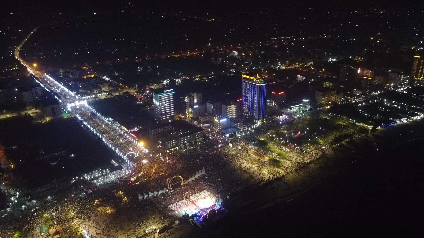 Quảng trường Bình Minh lung linh huyền ảo về đêm. Quảng trường Bình Minh lung linh huyền ảo về đêm.