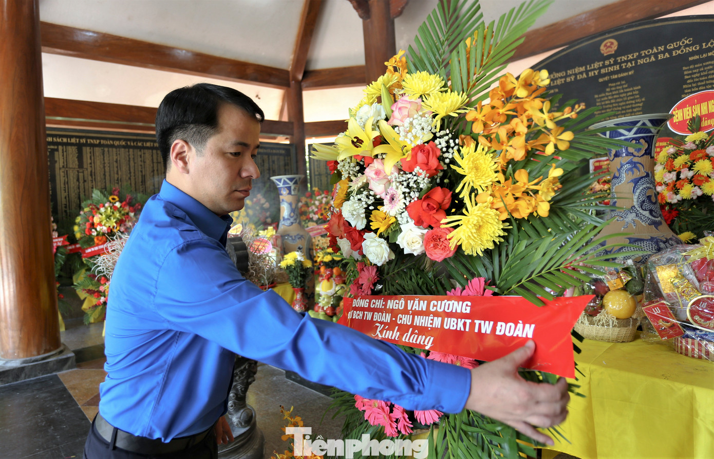 Anh Ngô Văn Cương dâng hoa tại Nhà bia Tưởng niệm liệt sĩ TNXP toàn quốc tại chiến trường Ngã ba Đồng Lộc. Anh Ngô Văn Cương dâng hoa tại Nhà bia Tưởng niệm liệt sĩ TNXP toàn quốc tại chiến trường Ngã ba Đồng Lộc.