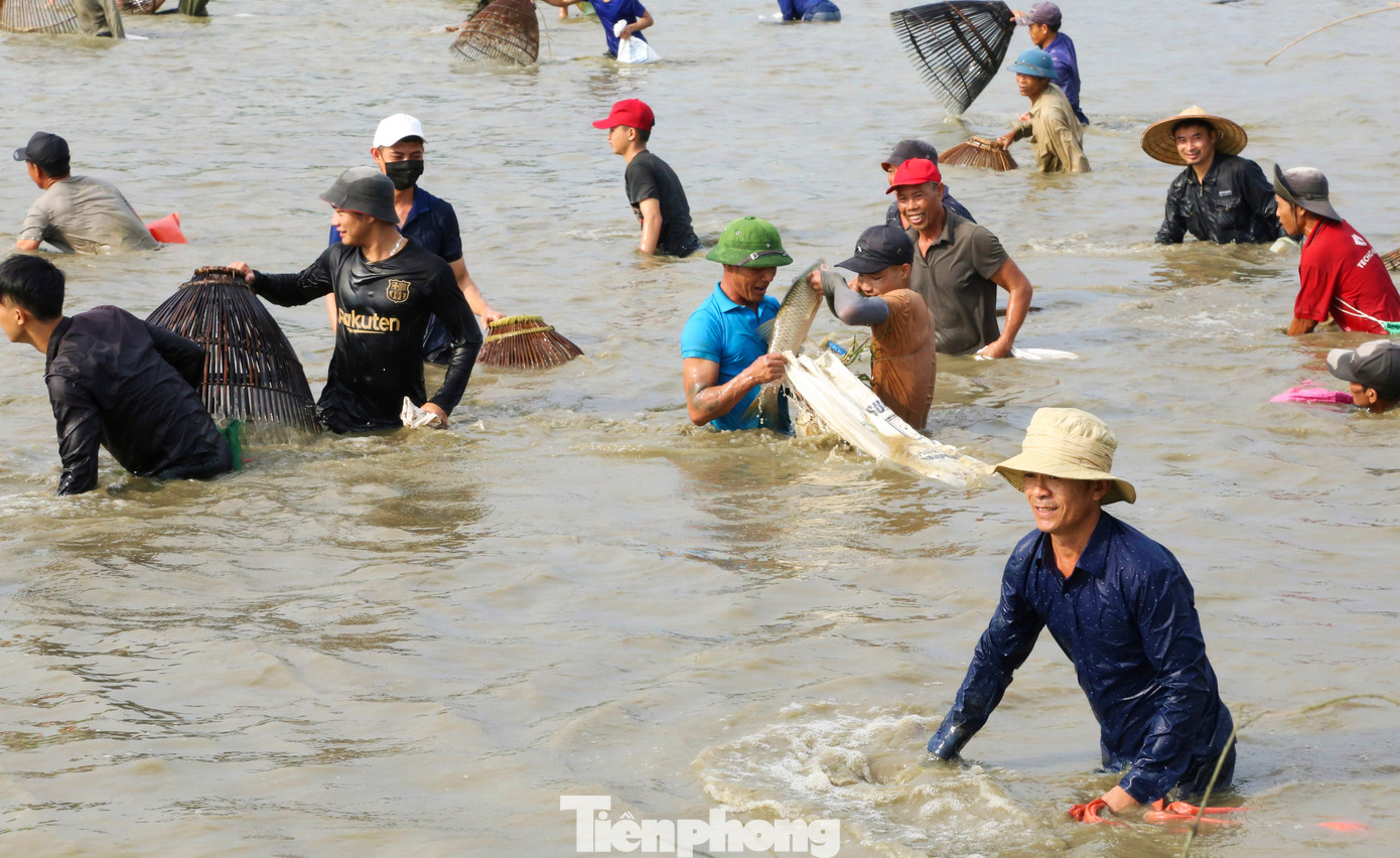 Cánh đàn ông dùng nơm, lưới quét ra giữa đầm. Khi ai bắt được cá to sẽ hô lớn để mọi người chúc mừng.