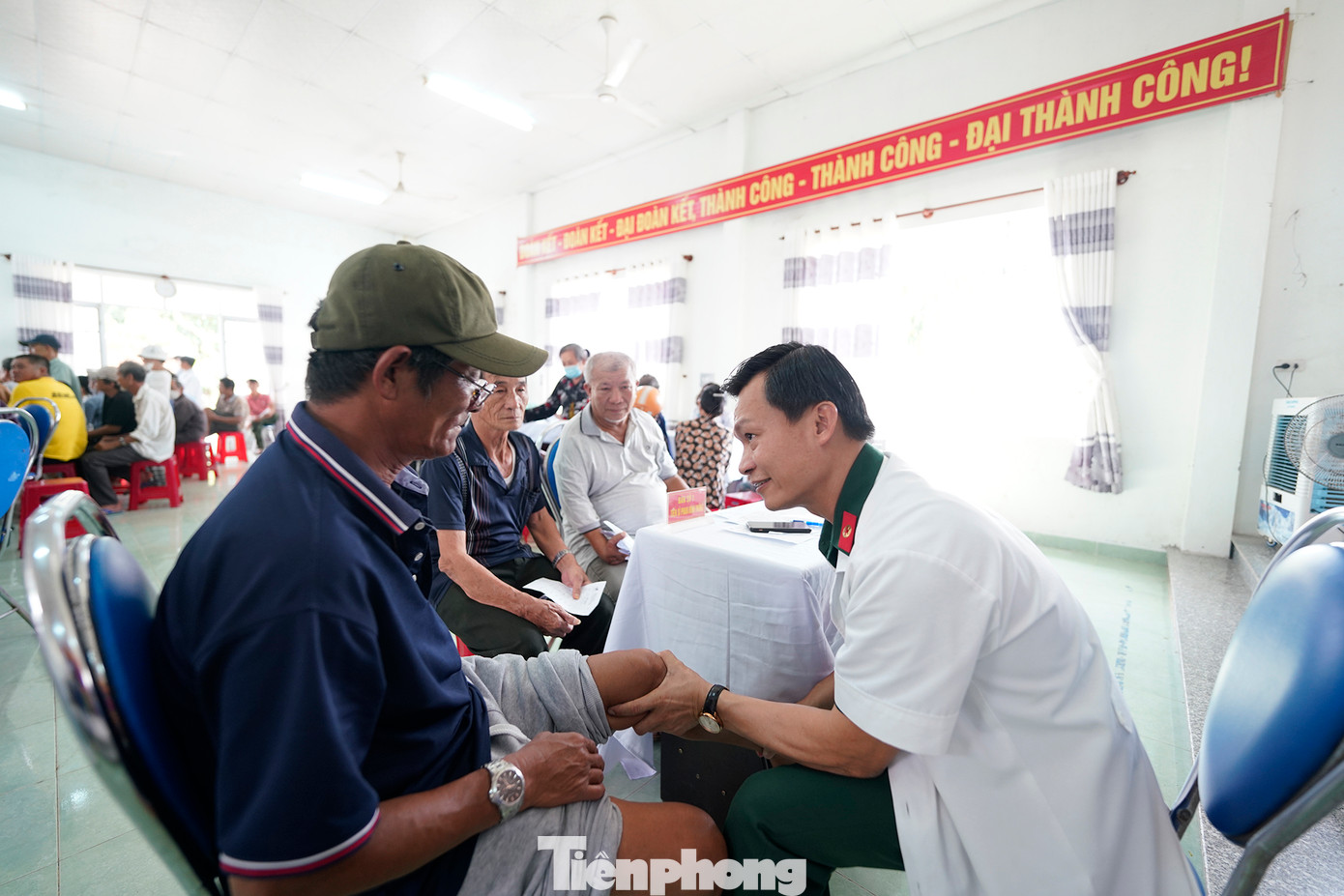 Đoàn công tác Bệnh viện Quân y 175 thăm khám cho người dân có nhiều chuyên gia, chủ nhiệm các khoa của bệnh viện. Đoàn công tác Bệnh viện Quân y 175 thăm khám cho người dân có nhiều chuyên gia, chủ nhiệm các khoa của bệnh viện.