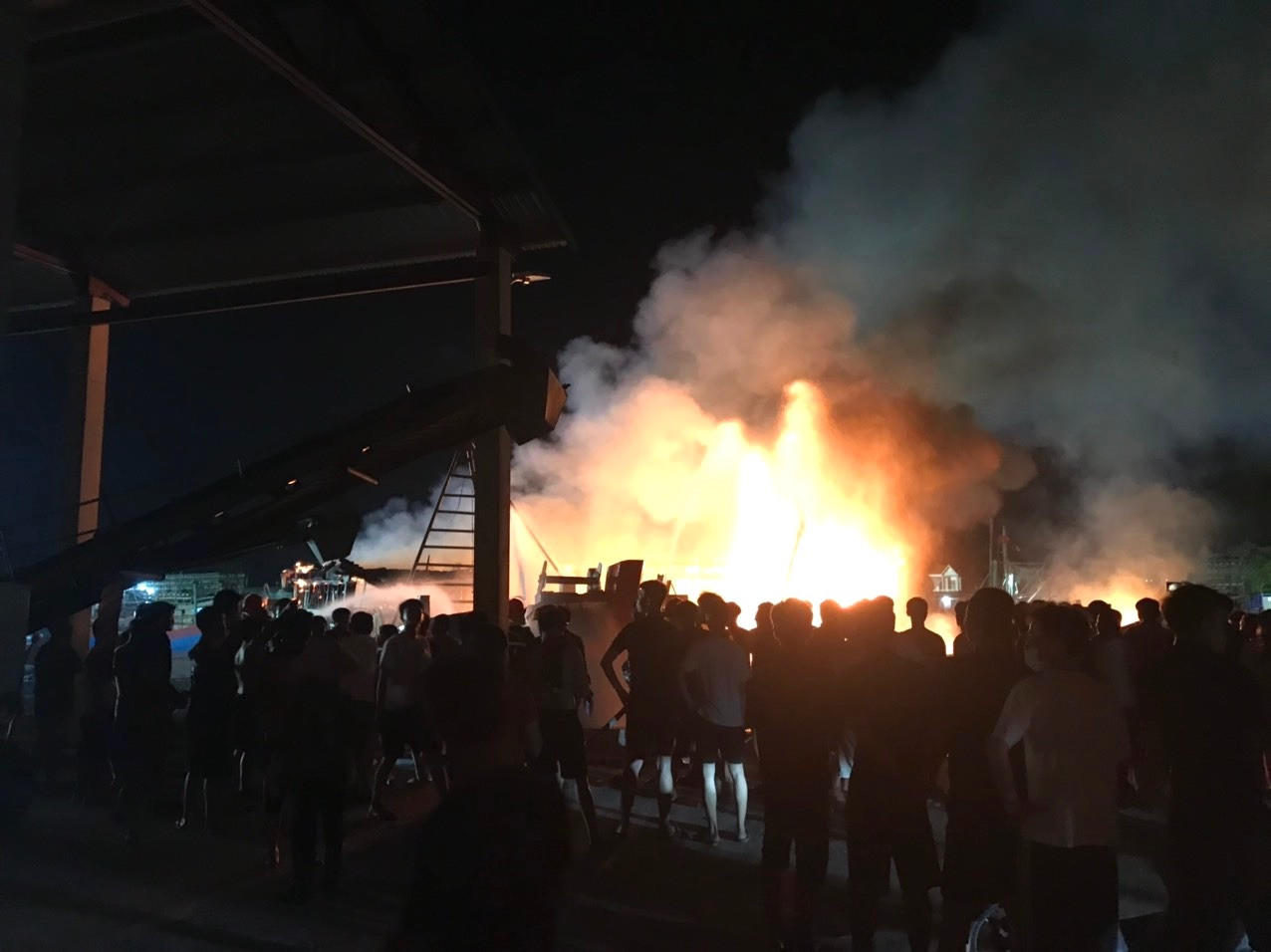 Người dân và các cơ quan chức năng đang khẩn trương tìm cách dập lửa đám cháy. Người dân và các cơ quan chức năng đang khẩn trương tìm cách dập lửa đám cháy.