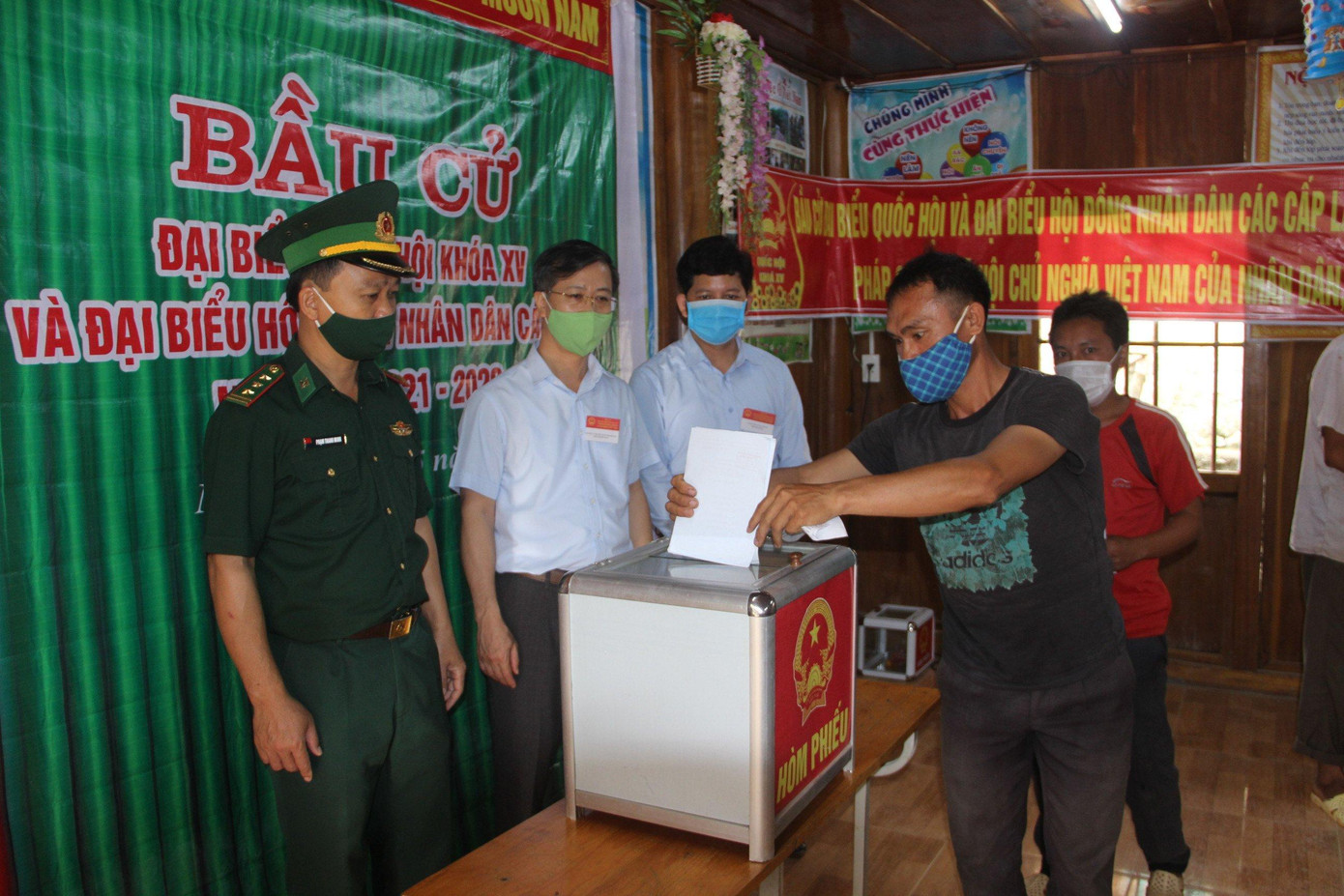 Điểm bỏ phiếu tại huyện Quế Phong (Nghệ An). Cử tri háo hức có mặt từ sớm, công tác phòng, chống dịch bệnh COVID-19 diễn ra nghiêm túc theo quy định.