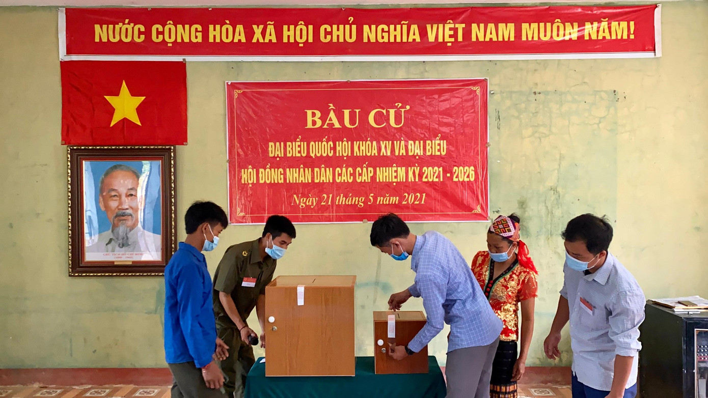 Thùng phiếu được kiểm tra, niêm phong trước sự chứng kiến của người dân.