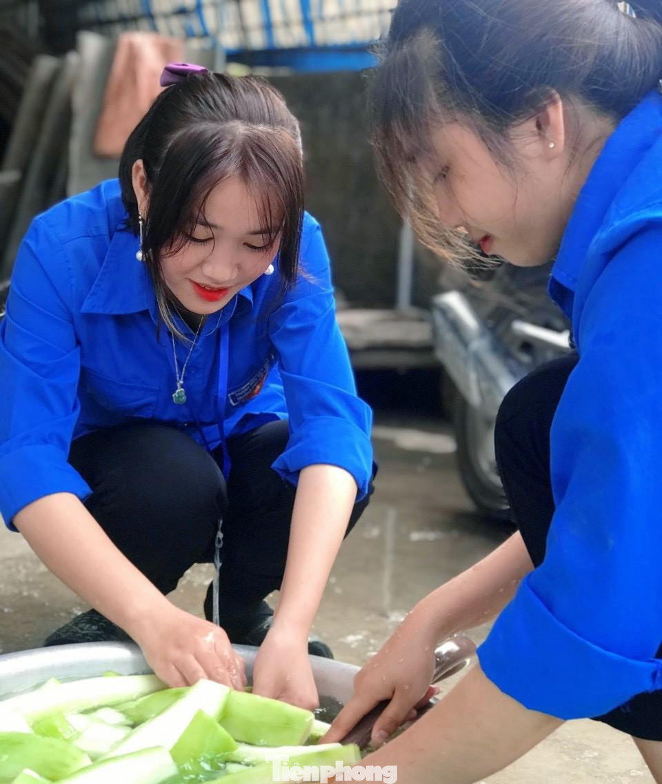 &quot;Vấn đề an toàn thực phẩm được các bạn tình nguyện viên đặc biệt chú trọng, rau, củ quả phải xanh, tươi, sạch&quot;, anh Nguyễn Tư Hải Phong cho hay.