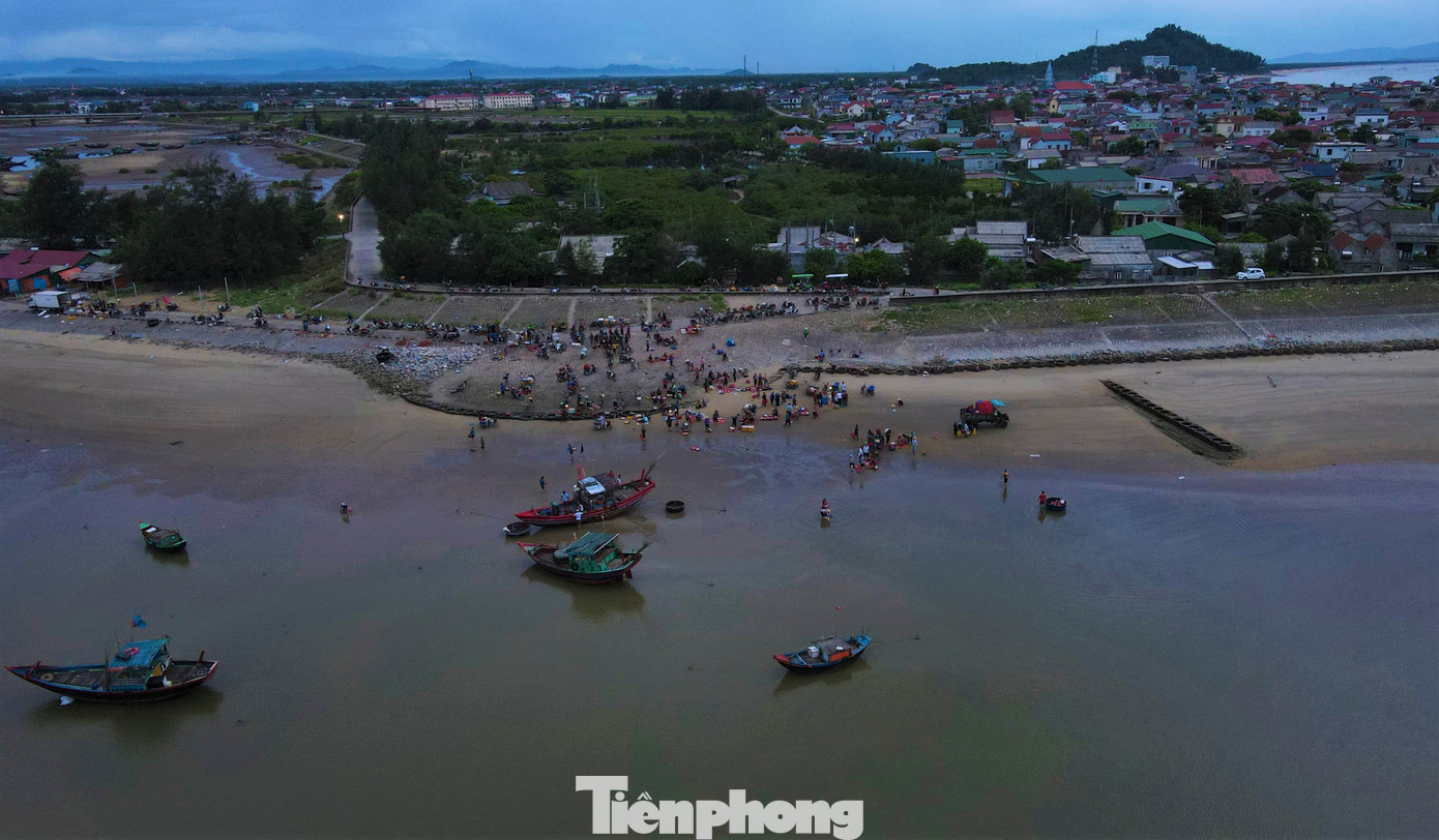 Chợ hải sản trên bãi Cồn Gò nằm dọc theo đường đê chắn sóng xã Cẩm Nhượng (huyện Cẩm Xuyên, Hà Tĩnh). Chợ này có hàng chục năm nay, hoạt động từ tờ mờ sáng và kết thúc lúc bình minh ló rạng.