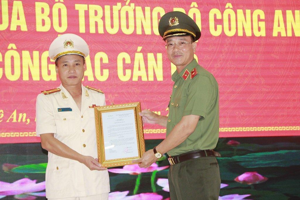 Thừa ủy quyền của Bộ trưởng Bộ Công an, Thiếu tướng Phạm Thế Tùng trao quyết định bổ nhiệm chức vụ Phó Giám đốc Công an tỉnh đối với Thượng tá Nguyễn Duy Thanh.