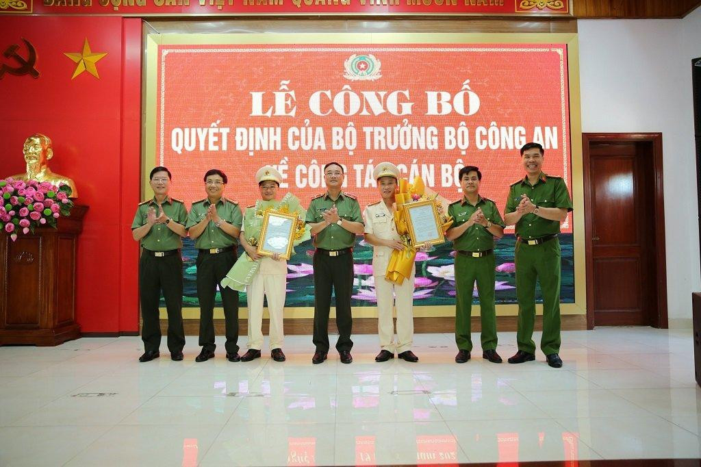 Lãnh đạo Công an tỉnh Nghệ An tặng hoa chúc mừng hai tân phó giám đốc.