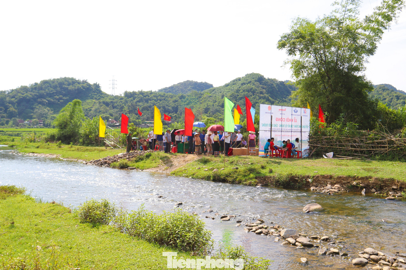 Từ sáng sớm ngày thứ Bảy, 30/7, hàng trăm người dân, học sinh dân tộc Thái của bản Chai, bản Liên Đình, xã Chi Khê (huyện Con Cuông) đã có mặt để cùng Ban tổ chức thực hiện nghi lễ khởi công công trình “Cầu nối yêu thương - Cùng em tới trường”. Vượt hàng trăm cây số đến chia vui với người dân, có GS-TS Thái Văn Thành - GĐ Sở GD&amp;ĐT Nghệ An; Nhà báo Lê Minh Toản - Phó Tổng biên tập báo Tiền phong; anh Lê Văn Lương - Bí thư Tỉnh đoàn Nghệ An và Bí thư Huyện uỷ Con Cuông Nguyễn Đình Hùng.