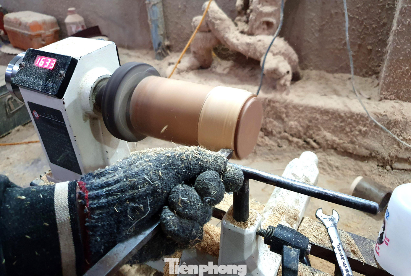 Khởi nghiệp với vốn liếng đầu tư khoảng 200 triệu đồng từ tiền vay mượn. Rồi xưởng sản xuất, máy luộc, máy sấy lạnh, một số máy cầm tay khác… lần lượt được anh Tiến đầu tư.