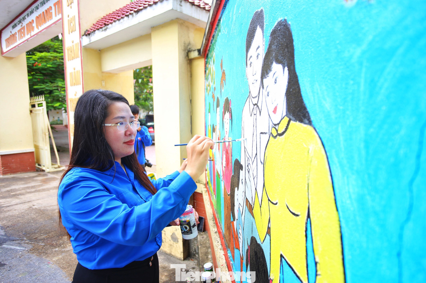 Những bức tranh trước cổng trường học về các chủ đề thầy cô, bạn bè, gia đình sẽ làm không gian thêm xanh, đẹp, giúp các em học sinh, đoàn viên thêm niềm vui mỗi khi đến trường.