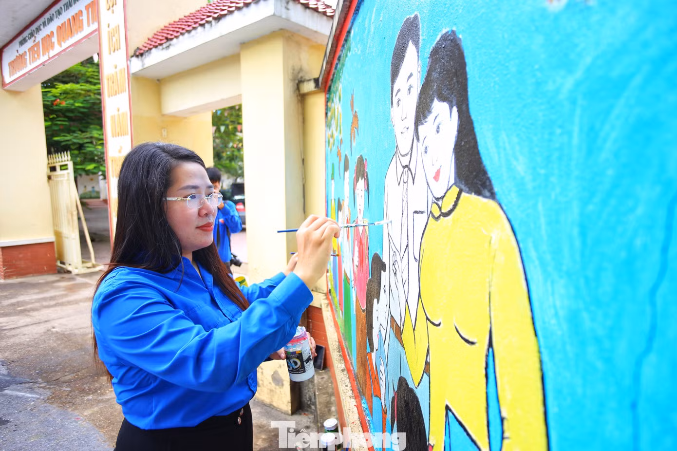 Những bức tranh trước cổng trường học về các chủ đề thầy cô, bạn bè, gia đình sẽ làm không gian thêm xanh, đẹp, giúp các em học sinh, đoàn viên thêm niềm vui mỗi khi đến trường.