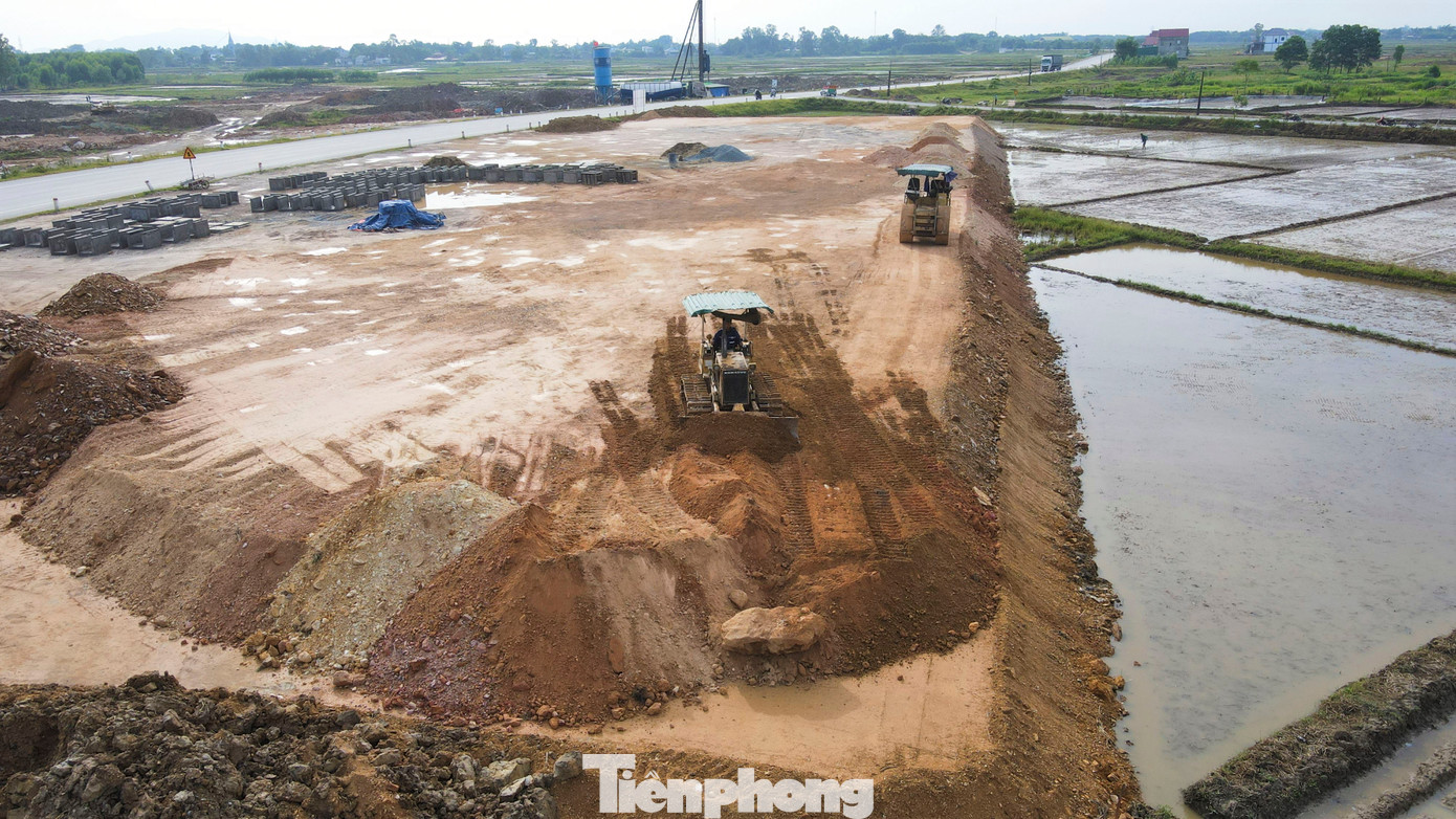 Với 19,4 km tuyến cao tốc Bắc – Nam phía Đông giai đoạn 2021 – 2025 đi qua, huyện Can Lộc có 254 hộ dân bị ảnh hưởng đất ở và tài sản trên đất, trong đó có 131 hộ đủ điều kiện tái định cư. Can Lộc đã quy hoạch xây dựng 5 khu tái định cư. Trong ảnh là khu tái định cư xã Sơn Lộc.